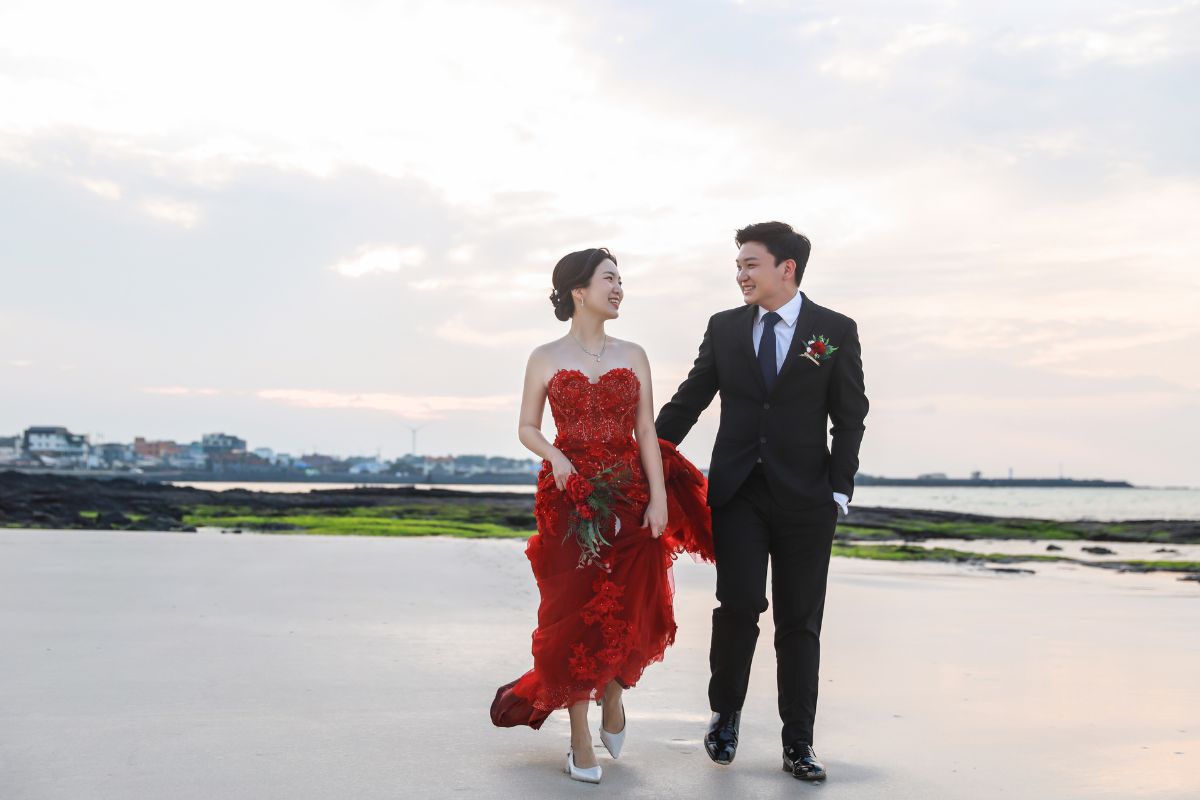 Couple pre-wedding photoshoot on the white sands of Hyeopjae Beach, Jeju