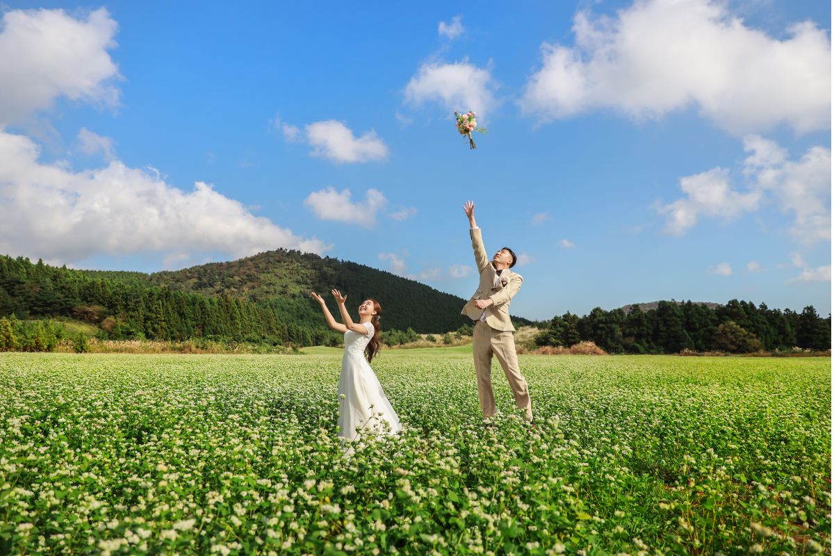 Romantic pre-wedding shoot in Jeju’s blooming flower fields