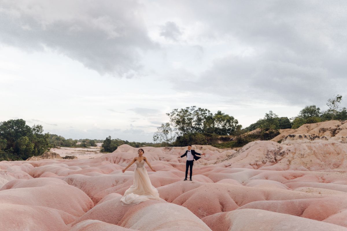 Couple having a pre-wedding photoshoot at Sand Dunes (Pink Dunes & Big Pile Dunes), Bintan