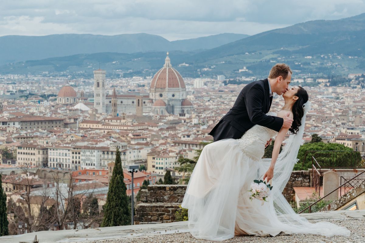 Couple having pre-wedding photoshoot at Rose Garden in Florence, Italy
