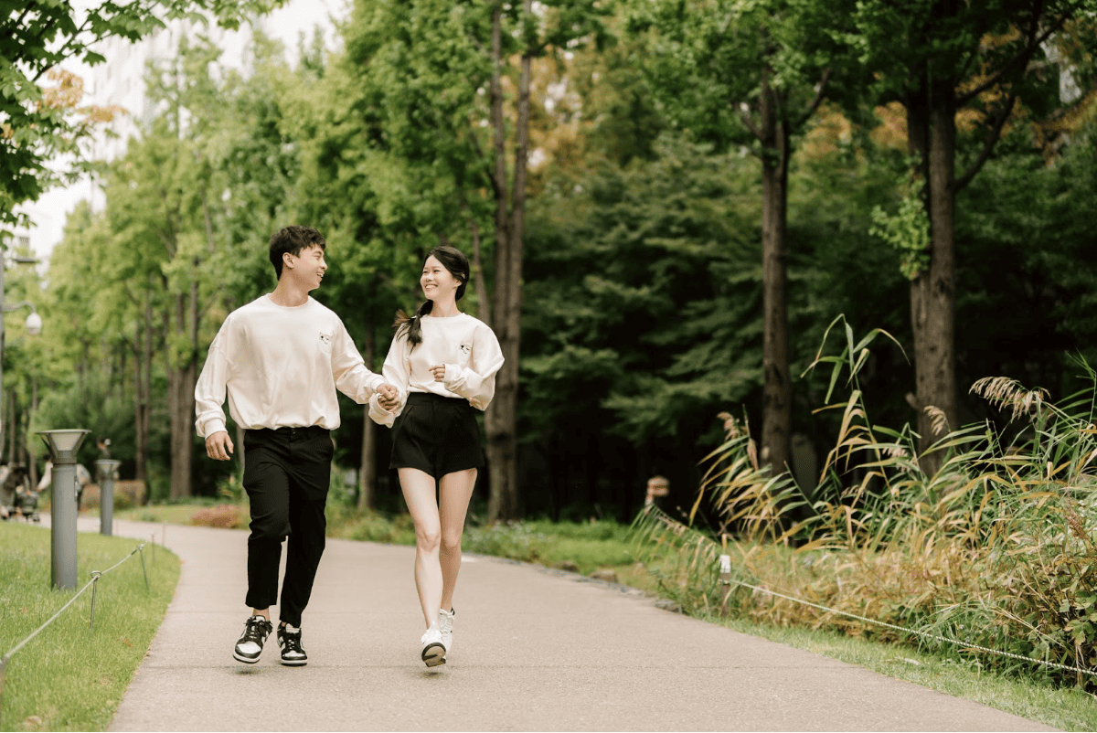 Romantic Autumn Pre-Wedding Photoshoot at a City Park in Korea