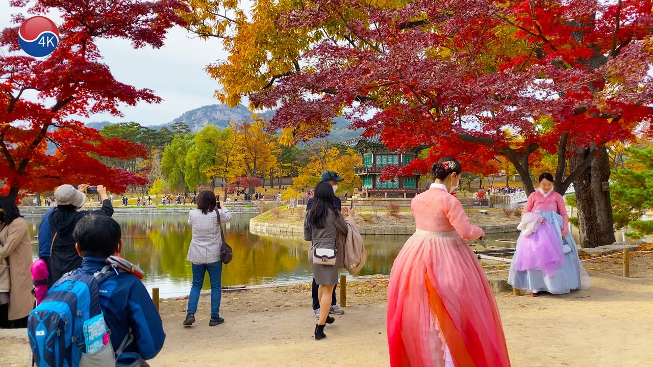 Crowd in Korea palace during autumn season