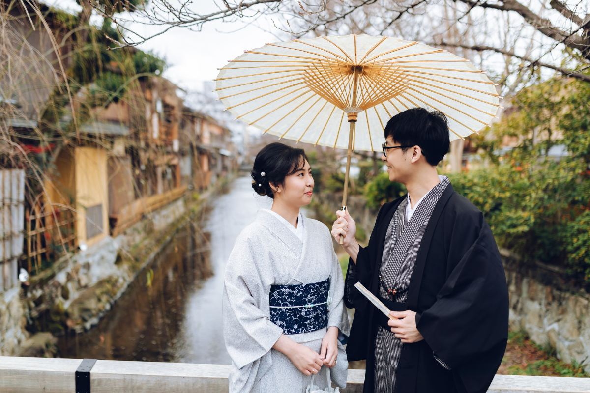 Couple having a pre-wedding photoshoot in Gion district, Kyoto in Japan
